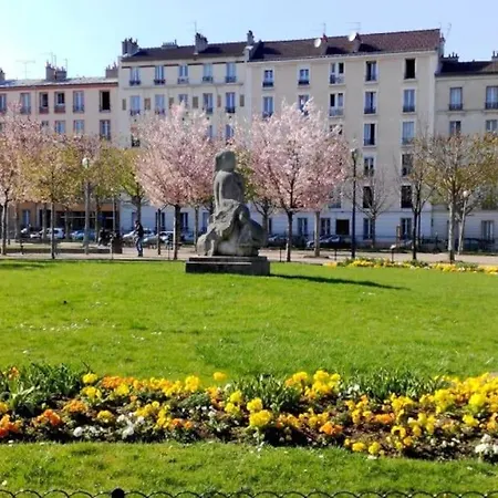 The Artist's Near The Metro *