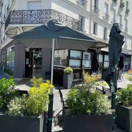 The Artist's Near The Metro Apartment